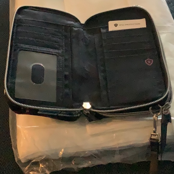 Vera Bradley RFID all in one cross body in Mayfair in Bloom - Picture 2 of 2